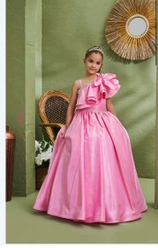 "فستان الأميرة الوردية" (The Pink Blossom Gown) أو "فستان فيكتوريا بكتف واحد".
